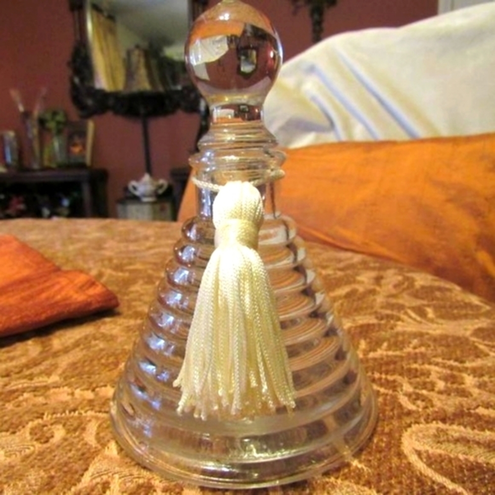 🔸🌷🔸Lovely Vtg Glass Pyramid Spiral Perfume Bottle & Cream Silk Tassel Accent